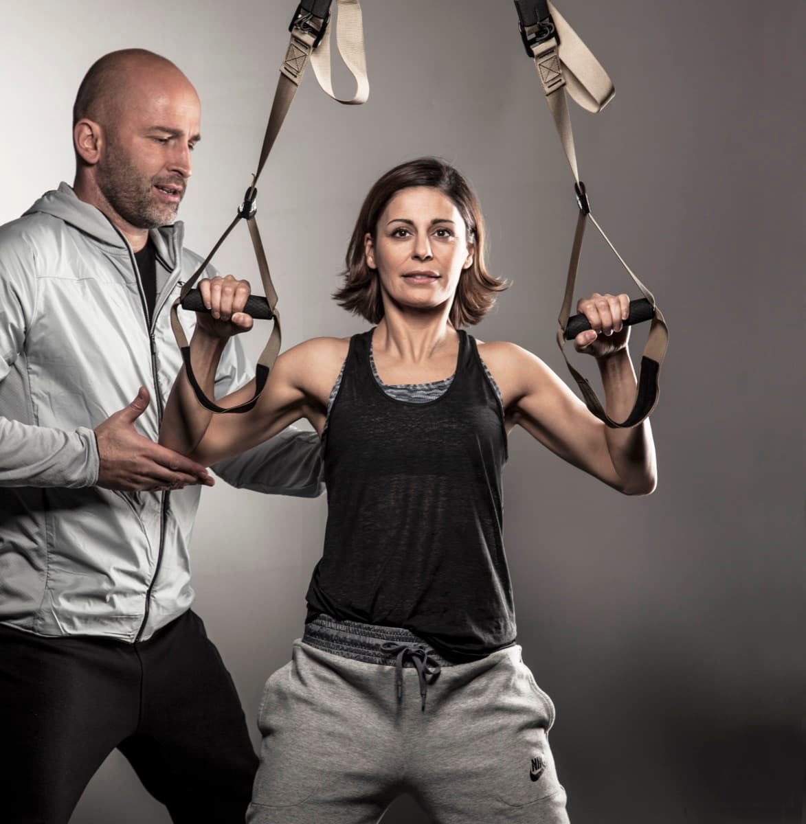 Telat Salcan coacht eine Kundin beim Training mit Schlingentrainer