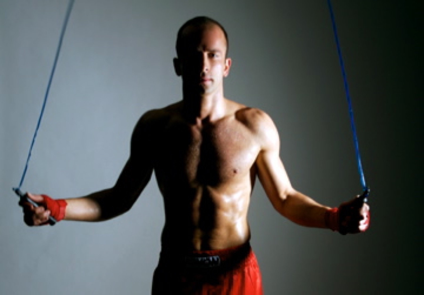Telat beim Springseil-Training mit Boxbandagen